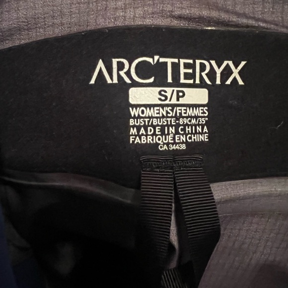 Arc’teryx Alpha AR women’s gore-tex jacket in somerset blue. - Picture 3 of 6